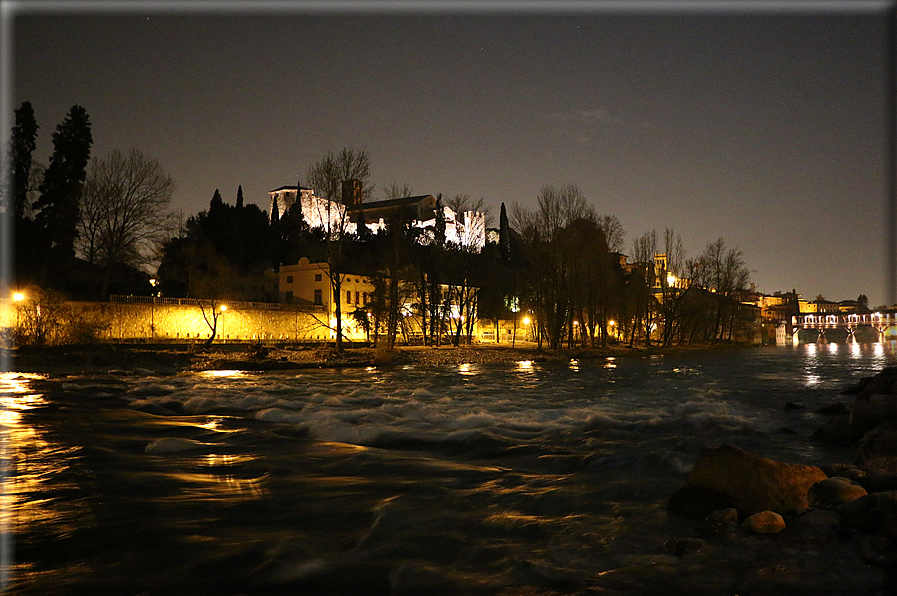 foto Bassano del Grappa di notte